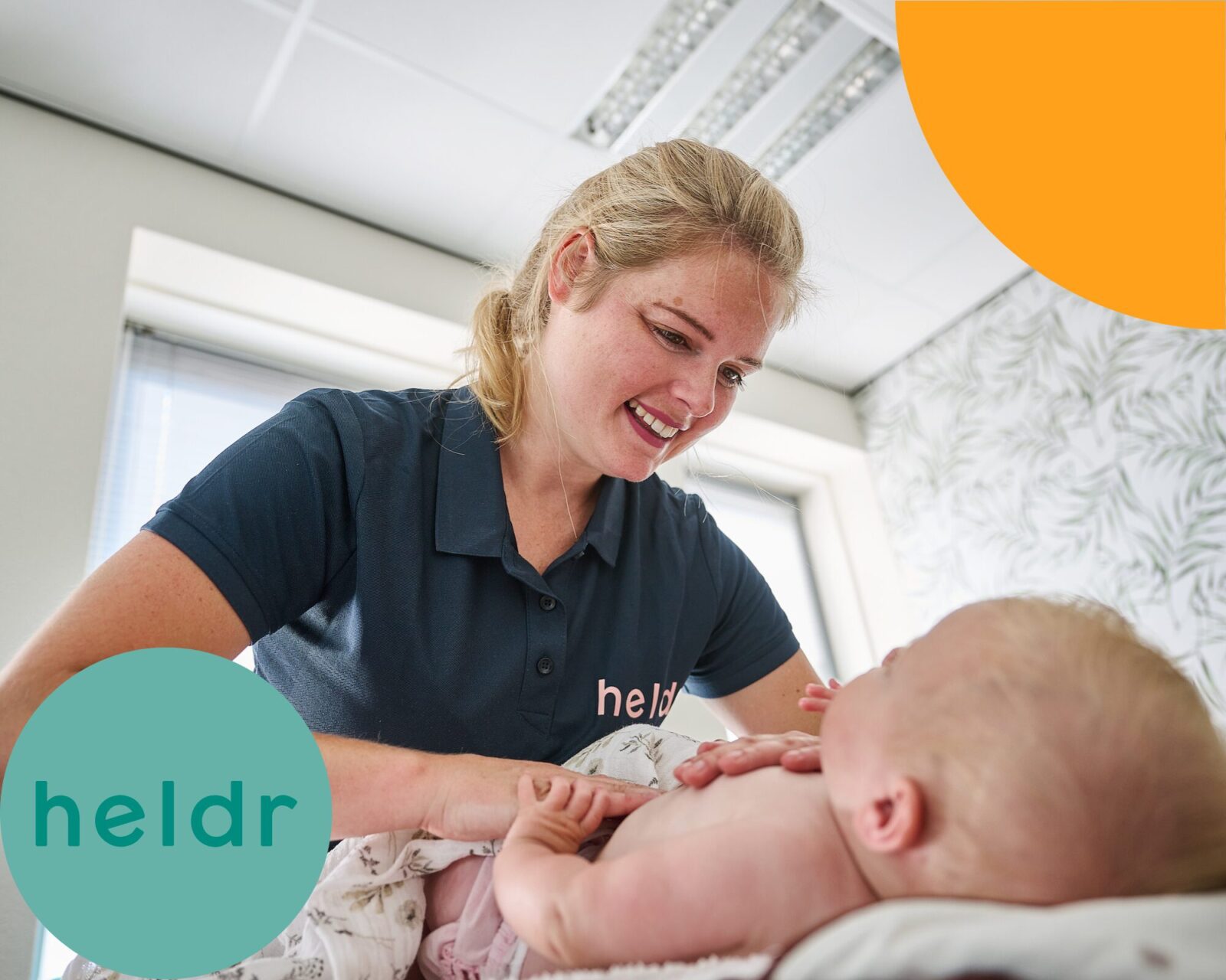 Goed voorbereid op pad: Waarom een draagconsult al tijdens je zwangerschap begint 

De komst van een kleintje verandert alles. Je wilt je baby straks het liefst de hele dag dicht bij je houden, maar je wilt ook je handen vrij hebben voor een kop thee of een korte wandeling. De oplossing? Je kindje dragen in een doek of ergonomische zak. 

Bij onze kinderfysiotherapiepraktijk merken we dat de meeste ouders pas aan dragen denken áls de baby er eenmaal is. Maar wist je dat het ook heel rustig en fijn kan zijn om dit al vóór de geboorte te leren? 

Waarom een consult tijdens je zwangerschap? 

De kraamtijd is een prachtige, maar ook intensieve periode. Je bent aan het herstellen, je baby moet wennen aan de wereld en je ritme ligt volledig overhoop. Dat is vaak niet het ideale moment om met een lange lap stof en een instructievideo te gaan stoeien. 

De voordelen van voorbereiden in de zwangerschap: 

Oefenen in alle rust: Je leert de knooptechnieken of het afstellen van een drager zonder dat je baby onrustig wordt of begint te huilen. 

Spiergeheugen opbouwen: Door tijdens je zwangerschap al een paar keer te oefenen met onze speciale verzwaarde oefenpop, zit de handeling in je systeem. 

Direct vanaf dag één: Zodra je baby geboren is, kun je hem of haar direct veilig en verantwoord bij je dragen. Geen onzekerheid, maar direct genieten van dat intieme contact. 

Het juiste advies: Er is enorm veel keuze. Wij helpen je tijdens je zwangerschap alvast te ontdekken welk systeem (doek of zak) echt bij jouw lichaam en wensen past. 

De blik van de kinderfysiotherapeut 

Omdat wij naar het hele plaatje kijken, adviseren we niet alleen over de doek zelf. We kijken naar de ergonomie voor zowel jou als je baby. 

Voor je baby: We leren je hoe je je pasgeboren kindje in de gezonde 'M-houding' (kikkerhouding) plaatst. Dit is essentieel voor een goede heupontwikkeling en ondersteunt de natuurlijke bolling van de rug. 

Voor jou: Na de bevalling moet je lichaam herstellen. Wij leren je hoe je het gewicht van je baby optimaal verdeelt, zodat je je bekken en rug ontlast in plaats van verkeerd belast. 

Vorm 

Hoe ziet een pre-nataal draagconsult eruit? 

In een ontspannen sessie bij ons in de praktijk nemen we de verschillende opties door. We hebben diverse ergonomische dragers en doeken klaarliggen. Je oefent met onze draagpop, die het gewicht en de beweeglijkheid van een echte baby simuleert. Zo voel je precies wat een bepaalde knoop of drager met je eigen houding doet. 

Na de geboorte kun je (indien gewenst) nog een korte check-up inplannen om samen met je baby de puntjes op de i te zetten, maar de basis heb je dan allang in de vingers! 

Vorm 

Wil jij ook een vliegende start maken en je baby direct na de geboorte zelfverzekerd kunnen dragen? 

Plan dan nu een draagconsult in tijdens je zwangerschap. Zo ben je helemaal klaar voor die eerste bijzondere momenten samen. 

 