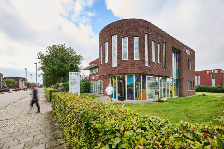 Jong en Vastgelopen: als lichaam en hoofd allebei “nee” zeggen “Ik weet niet precies wat er mis is, maar het voelt alsof alles te veel is.” Dat is wat Noah (21) zegt tijdens zijn eerste gesprek bij heldr. Noah is een jongvolwassene. Van buiten lijkt hij het goed te doen: hij woont op zichzelf, volgt een opleiding en heeft vrienden. Toch voelt hij zich al maanden somber, gespannen en eenzaam. Hij merkt dat het steeds lastiger wordt om zich te ontwikkelen, keuzes te maken en vertrouwen te houden in zichzelf. Wanneer klachten zich opstapelen Noah heeft last van: – Aanhoudende vermoeidheid – Hoofdpijn en nekklachten – Een opgejaagd gevoel – Moeite met concentreren – Weinig vertrouwen in zijn eigen lichaam Hij is gestopt met sporten, slaapt slecht en trekt zich steeds meer terug. Artsen vinden geen duidelijke medische oorzaak. “Dan zal het wel tussen mijn oren zitten,” zegt hij. Maar zo simpel is het niet. Bij heldr zien we dit vaak bij jongvolwassenen: mentale klachten en lichamelijke signalen zijn onlosmakelijk met elkaar verbonden. Een psychosomatische benadering In plaats van te focussen op één klacht, kijken we bij heldr naar het gehele plaatje. Bij Noah starten we met psychosomatische fysiotherapie. Dat betekent aandacht voor spanning, ademhaling, stress en hoe het lichaam hierop reageert. Al snel wordt duidelijk dat zijn lichaam continu “aan” staat. Ontspannen lukt niet meer vanzelf. Stap voor stap weer grip Samen met Noah stellen we een persoonlijk traject op, waarin verschillende disciplines samenkomen: – Ademhalingstherapie Noah leert zijn ademhaling te vertragen en spanning los te laten. – Neurofeedback Zijn hoofd staat altijd “vol”. Met neurofeedback werken we aan focus, prikkelverwerking en stressregulatie. – Fysiotherapie & Personal training Bewegen voelt eerst spannend, maar met begeleiding ontdekt Noah dat zijn lichaam meer aankan dan hij dacht. – Runningtherapie Buiten bewegen, ritme en ademhaling combineren helpt hem uit zijn hoofd te komen. – EMDR Bij onderliggende, ingrijpende ervaringen krijgt verwerking ruimte. Meer dan klachten verminderen Na een aantal maanden zegt Noah: “Ik ben mezelf niet ineens supergelukkig gaan voelen, maar ik weet nu wat mijn lichaam nodig heeft. En ik durf weer vooruit te kijken.” Dat is waar het bij heldr om draait: hulp bieden om opnieuw vertrouwen te krijgen in hun lichaam, hoofd en toekomst. Dit betreft een fictief verhaal en is bedoeld als voorbeeld. Herken jij je hierin? Heldr “Ik weet niet precies wat er mis is, maar het voelt alsof alles te veel is.” Dat is wat Noah (21) zegt tijdens zijn eerste gesprek bij heldr. Noah is een jongvolwassene. Van buiten lijkt hij het goed te doen: hij woont op zichzelf, volgt een opleiding en heeft vrienden. Toch voelt hij zich al maanden somber, gespannen en eenzaam. Hij merkt dat het steeds lastiger wordt om zich te ontwikkelen, keuzes te maken en vertrouwen te houden in zichzelf. Wanneer klachten zich opstapelen Noah heeft last van: – Aanhoudende vermoeidheid – Hoofdpijn en nekklachten – Een opgejaagd gevoel – Moeite met concentreren – Weinig vertrouwen in zijn eigen lichaam Hij is gestopt met sporten, slaapt slecht en trekt zich steeds meer terug. Artsen vinden geen duidelijke medische oorzaak. “Dan zal het wel tussen mijn oren zitten,” zegt hij. Maar zo simpel is het niet. Bij heldr zien we dit vaak bij jongvolwassenen: mentale klachten en lichamelijke signalen zijn onlosmakelijk met elkaar verbonden. Een psychosomatische benadering In plaats van te focussen op één klacht, kijken we bij heldr naar het gehele plaatje. Bij Noah starten we met psychosomatische fysiotherapie. Dat betekent aandacht voor spanning, ademhaling, stress en hoe het lichaam hierop reageert. Al snel wordt duidelijk dat zijn lichaam continu “aan” staat. Ontspannen lukt niet meer vanzelf. Stap voor stap weer grip Samen met Noah stellen we een persoonlijk traject op, waarin verschillende disciplines samenkomen: – Ademhalingstherapie Noah leert zijn ademhaling te vertragen en spanning los te laten. – Neurofeedback Zijn hoofd staat altijd “vol”. Met neurofeedback werken we aan focus, prikkelverwerking en stressregulatie. – Fysiotherapie & Personal training Bewegen voelt eerst spannend, maar met begeleiding ontdekt Noah dat zijn lichaam meer aankan dan hij dacht. – Runningtherapie Buiten bewegen, ritme en ademhaling combineren helpt hem uit zijn hoofd te komen. – EMDR Bij onderliggende, ingrijpende ervaringen krijgt verwerking ruimte. Meer dan klachten verminderen Na een aantal maanden zegt Noah: “Ik ben mezelf niet ineens supergelukkig gaan voelen, maar ik weet nu wat mijn lichaam nodig heeft. En ik durf weer vooruit te kijken.” Dat is waar het bij heldr om draait: hulp bieden om opnieuw vertrouwen te krijgen in hun lichaam, hoofd en toekomst.