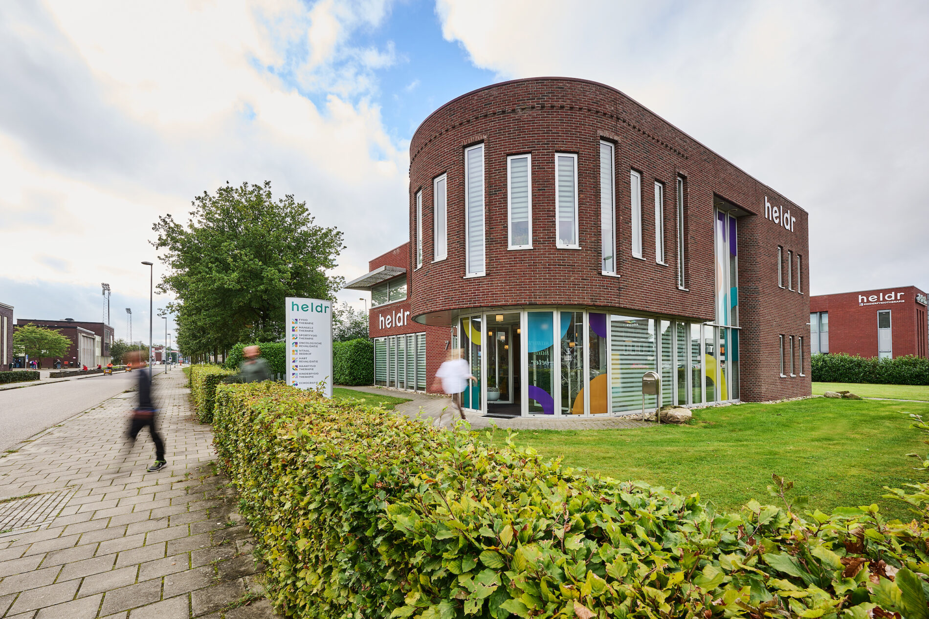 Jong en Vastgelopen: als lichaam en hoofd allebei “nee” zeggen “Ik weet niet precies wat er mis is, maar het voelt alsof alles te veel is.” Dat is wat Noah (21) zegt tijdens zijn eerste gesprek bij heldr. Noah is een jongvolwassene. Van buiten lijkt hij het goed te doen: hij woont op zichzelf, volgt een opleiding en heeft vrienden. Toch voelt hij zich al maanden somber, gespannen en eenzaam. Hij merkt dat het steeds lastiger wordt om zich te ontwikkelen, keuzes te maken en vertrouwen te houden in zichzelf. Wanneer klachten zich opstapelen Noah heeft last van: – Aanhoudende vermoeidheid – Hoofdpijn en nekklachten – Een opgejaagd gevoel – Moeite met concentreren – Weinig vertrouwen in zijn eigen lichaam Hij is gestopt met sporten, slaapt slecht en trekt zich steeds meer terug. Artsen vinden geen duidelijke medische oorzaak. “Dan zal het wel tussen mijn oren zitten,” zegt hij. Maar zo simpel is het niet. Bij heldr zien we dit vaak bij jongvolwassenen: mentale klachten en lichamelijke signalen zijn onlosmakelijk met elkaar verbonden. Een psychosomatische benadering In plaats van te focussen op één klacht, kijken we bij heldr naar het gehele plaatje. Bij Noah starten we met psychosomatische fysiotherapie. Dat betekent aandacht voor spanning, ademhaling, stress en hoe het lichaam hierop reageert. Al snel wordt duidelijk dat zijn lichaam continu “aan” staat. Ontspannen lukt niet meer vanzelf. Stap voor stap weer grip Samen met Noah stellen we een persoonlijk traject op, waarin verschillende disciplines samenkomen: – Ademhalingstherapie Noah leert zijn ademhaling te vertragen en spanning los te laten. – Neurofeedback Zijn hoofd staat altijd “vol”. Met neurofeedback werken we aan focus, prikkelverwerking en stressregulatie. – Fysiotherapie & Personal training Bewegen voelt eerst spannend, maar met begeleiding ontdekt Noah dat zijn lichaam meer aankan dan hij dacht. – Runningtherapie Buiten bewegen, ritme en ademhaling combineren helpt hem uit zijn hoofd te komen. – EMDR Bij onderliggende, ingrijpende ervaringen krijgt verwerking ruimte. Meer dan klachten verminderen Na een aantal maanden zegt Noah: “Ik ben mezelf niet ineens supergelukkig gaan voelen, maar ik weet nu wat mijn lichaam nodig heeft. En ik durf weer vooruit te kijken.” Dat is waar het bij heldr om draait: hulp bieden om opnieuw vertrouwen te krijgen in hun lichaam, hoofd en toekomst. Dit betreft een fictief verhaal en is bedoeld als voorbeeld. Herken jij je hierin? Heldr “Ik weet niet precies wat er mis is, maar het voelt alsof alles te veel is.” Dat is wat Noah (21) zegt tijdens zijn eerste gesprek bij heldr. Noah is een jongvolwassene. Van buiten lijkt hij het goed te doen: hij woont op zichzelf, volgt een opleiding en heeft vrienden. Toch voelt hij zich al maanden somber, gespannen en eenzaam. Hij merkt dat het steeds lastiger wordt om zich te ontwikkelen, keuzes te maken en vertrouwen te houden in zichzelf. Wanneer klachten zich opstapelen Noah heeft last van: – Aanhoudende vermoeidheid – Hoofdpijn en nekklachten – Een opgejaagd gevoel – Moeite met concentreren – Weinig vertrouwen in zijn eigen lichaam Hij is gestopt met sporten, slaapt slecht en trekt zich steeds meer terug. Artsen vinden geen duidelijke medische oorzaak. “Dan zal het wel tussen mijn oren zitten,” zegt hij. Maar zo simpel is het niet. Bij heldr zien we dit vaak bij jongvolwassenen: mentale klachten en lichamelijke signalen zijn onlosmakelijk met elkaar verbonden. Een psychosomatische benadering In plaats van te focussen op één klacht, kijken we bij heldr naar het gehele plaatje. Bij Noah starten we met psychosomatische fysiotherapie. Dat betekent aandacht voor spanning, ademhaling, stress en hoe het lichaam hierop reageert. Al snel wordt duidelijk dat zijn lichaam continu “aan” staat. Ontspannen lukt niet meer vanzelf. Stap voor stap weer grip Samen met Noah stellen we een persoonlijk traject op, waarin verschillende disciplines samenkomen: – Ademhalingstherapie Noah leert zijn ademhaling te vertragen en spanning los te laten. – Neurofeedback Zijn hoofd staat altijd “vol”. Met neurofeedback werken we aan focus, prikkelverwerking en stressregulatie. – Fysiotherapie & Personal training Bewegen voelt eerst spannend, maar met begeleiding ontdekt Noah dat zijn lichaam meer aankan dan hij dacht. – Runningtherapie Buiten bewegen, ritme en ademhaling combineren helpt hem uit zijn hoofd te komen. – EMDR Bij onderliggende, ingrijpende ervaringen krijgt verwerking ruimte. Meer dan klachten verminderen Na een aantal maanden zegt Noah: “Ik ben mezelf niet ineens supergelukkig gaan voelen, maar ik weet nu wat mijn lichaam nodig heeft. En ik durf weer vooruit te kijken.” Dat is waar het bij heldr om draait: hulp bieden om opnieuw vertrouwen te krijgen in hun lichaam, hoofd en toekomst.