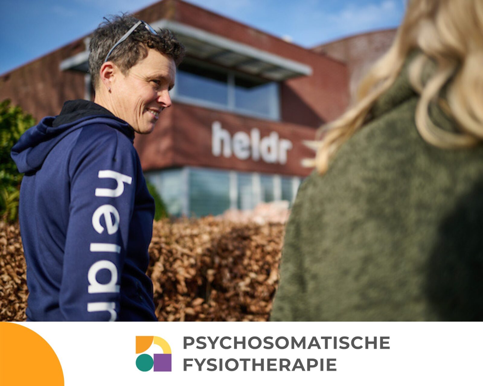 Podcasttips van onze specialist: Hester

Voor meer inzicht, rust en regie over je gezondheid
Soms is het fijn om even iets te luisteren dat je helpt. Iets dat herkenning geeft, nieuwe inzichten biedt of je net dat zetje geeft om anders naar jezelf te kijken.
Onze psychosomatisch fysiotherapeut Hester deelt daarom haar favoriete podcasts. Deze tips sluiten goed aan bij deelnemers van de GLI en bij mensen die werken aan herstel bij lichamelijke klachten waarbij stress en gedrag een rol spelen.

Voor GLI-deelnemers
Podcast: Het geheim van slanke mensen – van Mieke Kosters
Veel mensen denken dat afvallen alleen gaat over voeding en bewegen. Maar gedrag en gedachten spelen een minstens zo grote rol.
In deze podcast neemt Mieke Kosters je mee in:
	Gewoontes die je helpen (of juist tegenwerken)
	Gedachten die verandering lastig maken
	Hoe je stap voor stap werkt aan een leefstijl die wél vol te houden is

Wat levert het je op?
	Je krijgt praktische tips die je direct kunt toepassen
	Je leert niet-helpende overtuigingen herkennen
	Je ontdekt hoe je deze kunt vervangen door helpende gedachten
	Je werkt aan een leefstijl die bij jou past
Hester zegt hierover:
“Deze podcast helpt je om anders naar je gedrag te kijken. Niet streng, maar juist realistisch en haalbaar.”


Voor psychosomatische fysiotherapie (PSF)
Podcast: De Pijnvrij Podcast
Deze podcast gaat over herstellen van pijnklachten, waarbij je zelf een belangrijke rol speelt.
De afleveringen laten zien dat herstel niet alleen fysiek is, maar ook te maken heeft met:
	Gedachten
	Gedrag
	Stress en spanning

Wat levert het je op?
	Meer inzicht in je eigen herstelproces
	Begrip van de invloed van stress en gedrag op klachten
	Handvatten om zelf stappen te zetten richting herstel
Hester:
“De kern van deze podcast is: je hebt zelf invloed op je herstel. Dat geeft regie.”


Podcast: De Gedragscoach Podcast
In deze podcast leer je op een andere manier naar jezelf kijken. Waarom doe je wat je doet? En hoe kun je dat veranderen?
De afleveringen helpen je om stil te staan bij je eigen gedrag en gedachten.

Wat levert het je op?
	Je krijgt een spiegel voor je eigen gedrag
	Je leert dat gedrag vaak heel menselijk en normaal is
	Je ontdekt dat je gedachten hebt, maar ze niet bent
	Je krijgt meer begrip en mildheid voor jezelf
Hester zegt:
“Deze podcast helpt je om met meer afstand naar jezelf te kijken. Dat geeft rust en ruimte om te veranderen.”


Waarom wij deze podcasts aanraden
Bij heldr kijken we niet alleen naar het lichaam, maar naar de mens als geheel.
Deze podcasts helpen je om:
	Meer inzicht te krijgen in jezelf
	Anders om te gaan met klachten of gewoontes
	Kleine stappen te zetten die op de lange termijn verschil maken
En het mooie is: je kunt gewoon luisteren wanneer het jou uitkomt. Tijdens een wandeling, in de auto of thuis op de bank.


Luister en ontdek wat het jou brengt
Ben je nieuwsgierig geworden? Probeer eens een aflevering die je aanspreekt. Je hoeft niet bij het begin te starten, kies een onderwerp dat bij jou past.

Meer tips van onze collega’s
We delen regelmatig nieuwe podcasttips van onze specialisten. Zo helpen we je stap voor stap verder naar een gezonder en fijner leven.
